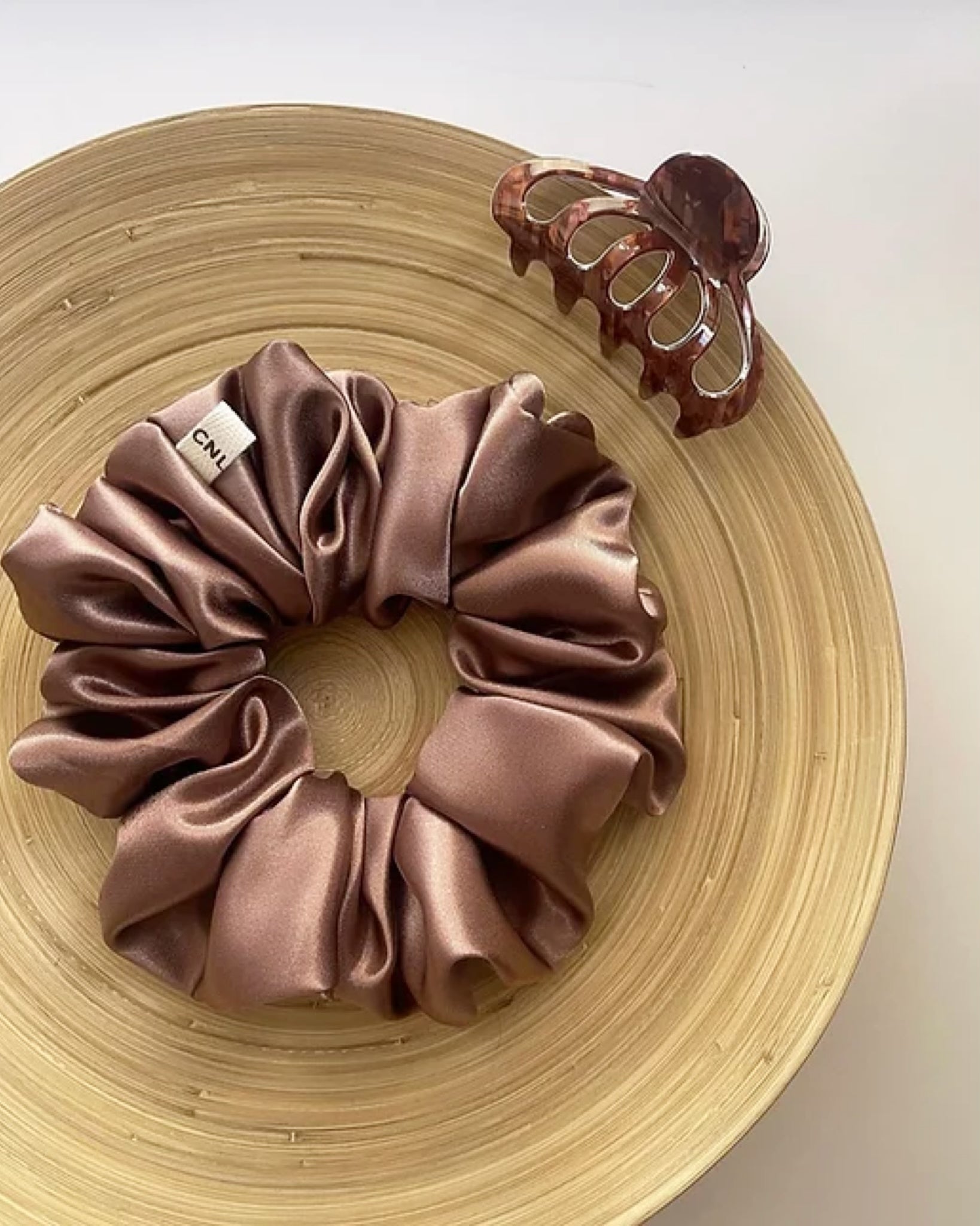 CHOCOLATE OVERSIZED SCRUNCHIE