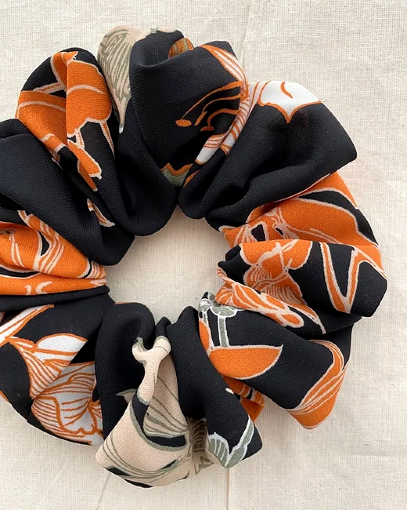 NAOMI OVERSIZED SCRUNCHIE
