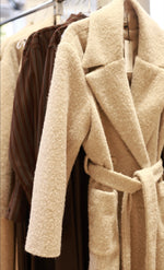 Φόρτωση εικόνας στο εργαλείο προβολής Συλλογής, VELDOR παλτό μπουκλέ με ζώνη
